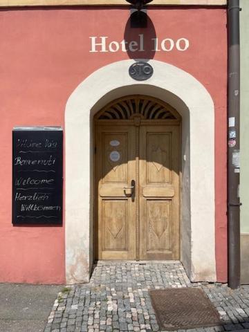 Hotel 100 パルドゥビツェ エクステリア 写真